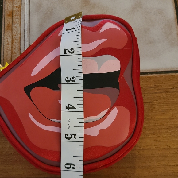 Lip-Shaped Red Bag - Picture 11 of 12